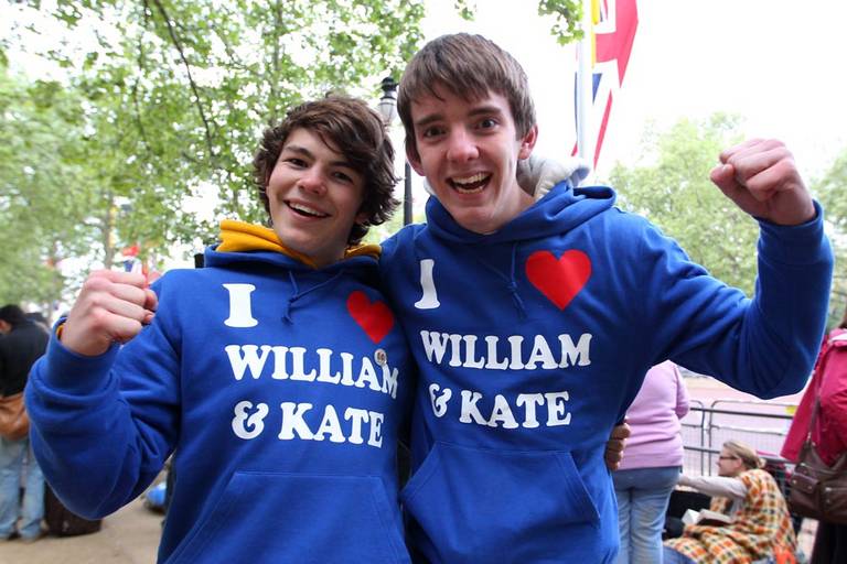 Multidão homenageia William e Kate