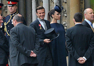 David e Victoria Beckham chegam à Abadia de Westminster para o casamento real