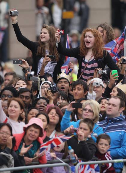Público espera chegada do casal real à Abadia de Westminster