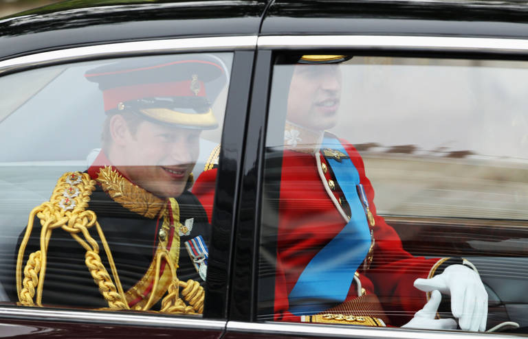 Príncipe Harry acompanha seu irmão William no caminho para a Abadia de Westminster