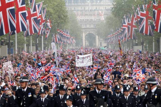 Britânicos e turismas festejam casamento real pelas ruas de Londres