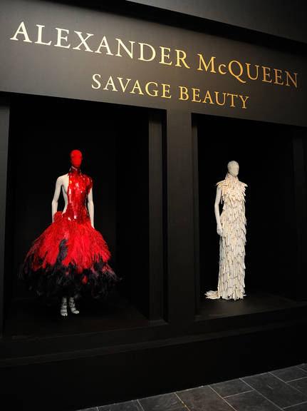 Prévia das peças presentes na exposição 'Alexander McQueen: Savage Beauty'