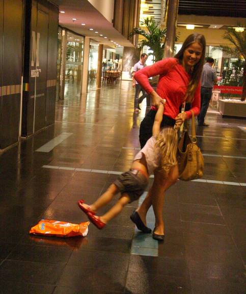 Maria Luiza brinca com a filha Maria Luiza em shopping no Rio de Janeiro