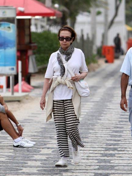 Fernanda Montenegro caminha na orla de Ipanema