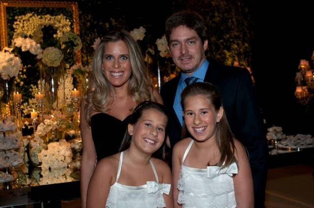 Ao lado a outra filha Daniella Chryzman (40) com as filhas Gabriela (10) e Laura (11) e o namorado Tacito Toledo Lara Neto (38)