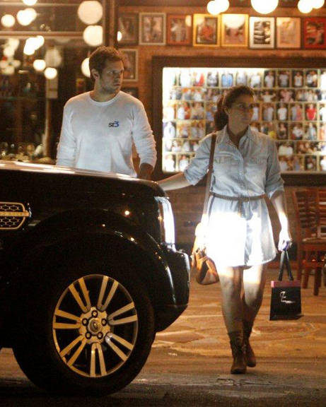 Giovanna Antonelli chega em restaurante acompanhada de seu marido