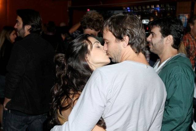 Marcelo Faria é fotografado beijando a mulher Camila Lucciola