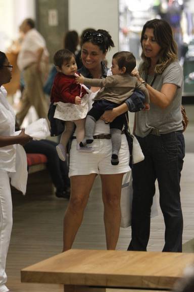 Giovanna Antonelli passeia com as filhas gêmeas, Antonia e Sofia, em shopping no Rio de Janeiro