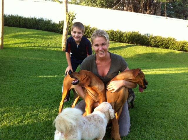 Ana Hickmann se diverte com cachorros