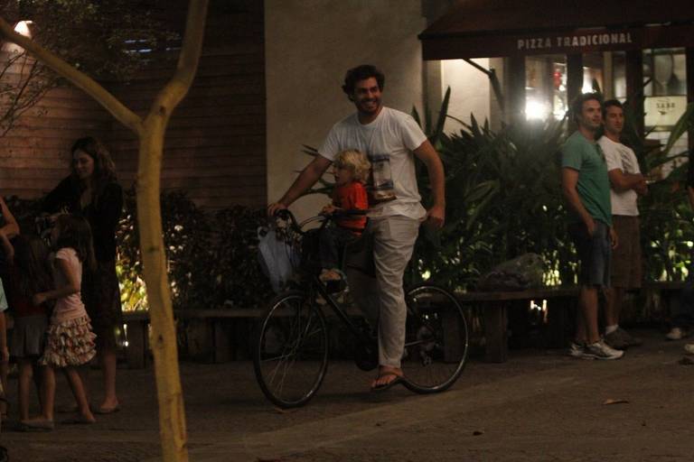 Thiago Lacerda chegou ao restaurante de bicicleta, com Gael na garupa