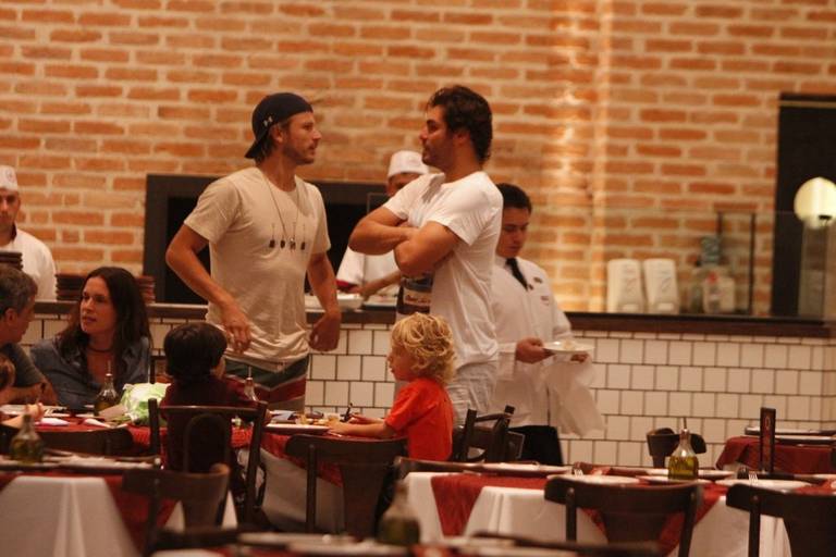 Bate-papo entre amigos em restaurante no Rio