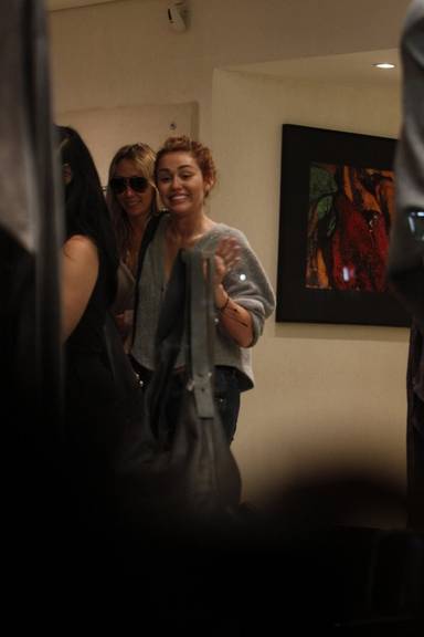 Miley Cyrus faz compras com a mãe, Tish, no Rio de Janeiro