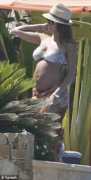 Jessica Alba exibe a barriga de grávida