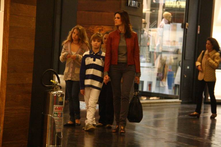 Lizandra Souto passeia com os filhos em shopping no Rio