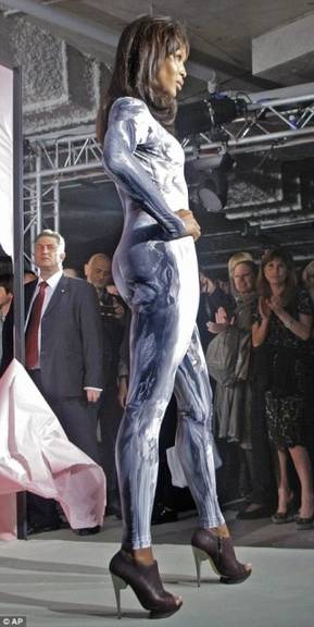 Naomi exibe corpo escultural em Moscou