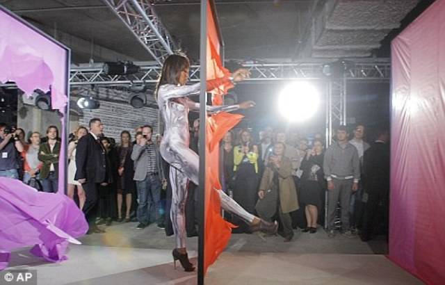 Naomi exibe corpo escultural em Moscou