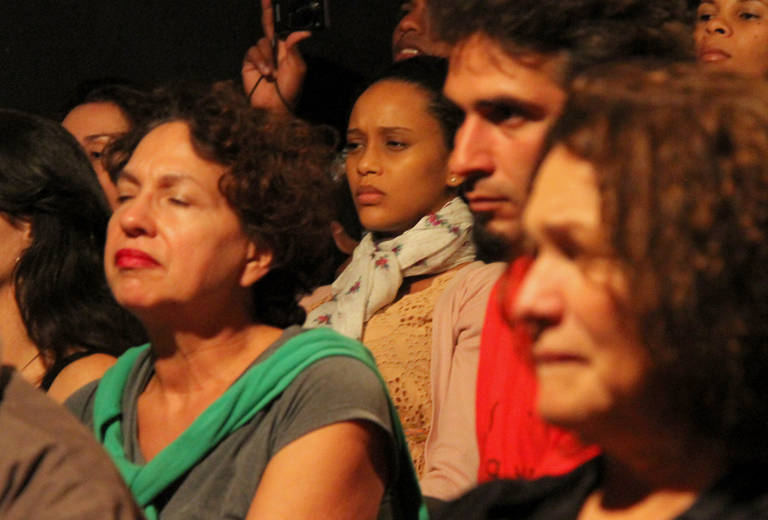 Da plateia, Taís Araújo acompanha atentamente à leitura de seu marido Lázaro Ramos