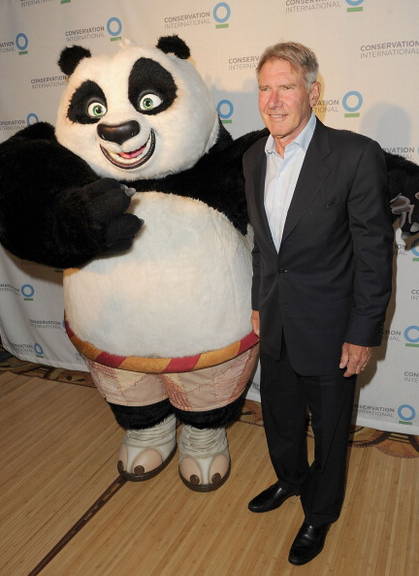 Harrison Ford posa com Kund-Fu Panda, personagem da DreamWorks, para chamar a atenção para a causa ambiental
