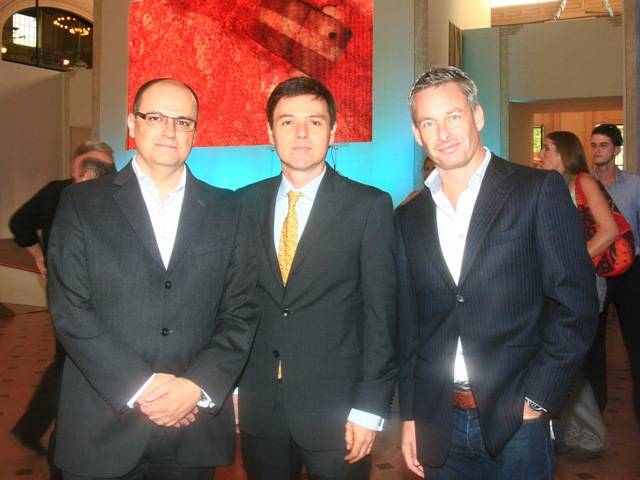 Paulo Cidade, da Ipsos, João Campos e Robert-Hein Schermers, respectivamente vice-presidente e diretor da categoria de Higiene e Limpeza da Unilever