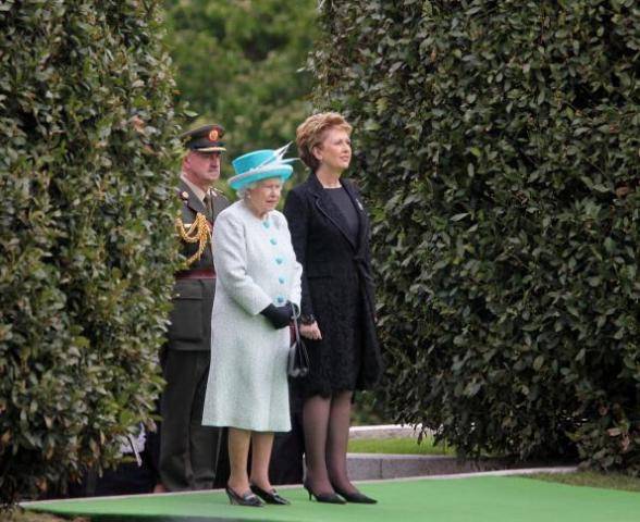Rainha Elizabeth II e a presidente da Irlanda, Mary McAleese, durante cerimônia
