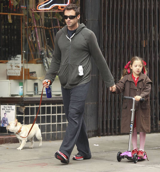 Hugh Jackman caminha pelas ruas de Nova York com a filha Ava e o cachorrinho Peaches