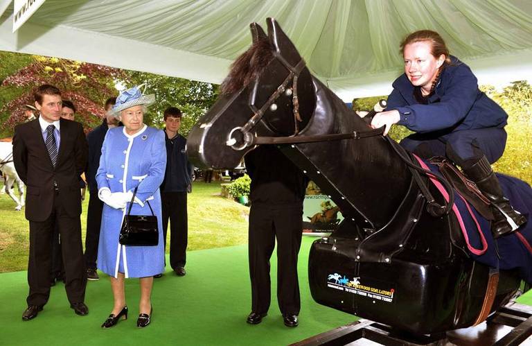 Rainha Elizabeth II e Chryss O'Reo jóquei Johnny Murtagh em visita a um haras irlandês