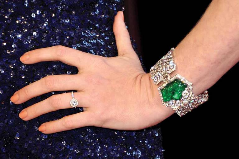 ESPLENDOR: Relógio-bracelete de ródio e ouro branco, com diamantes e cravejado com uma esmeralda de 30.75 quilates Cartier
