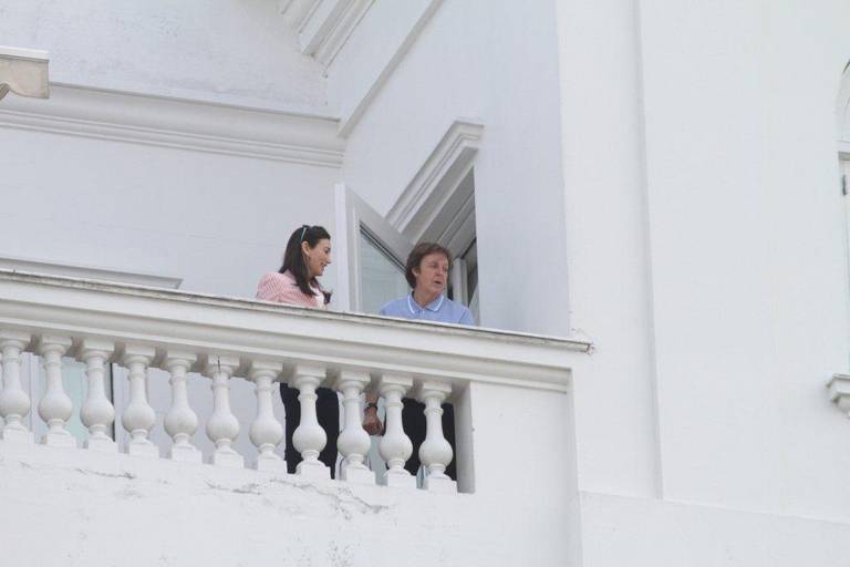 Paul McCartney na varanda do hotel