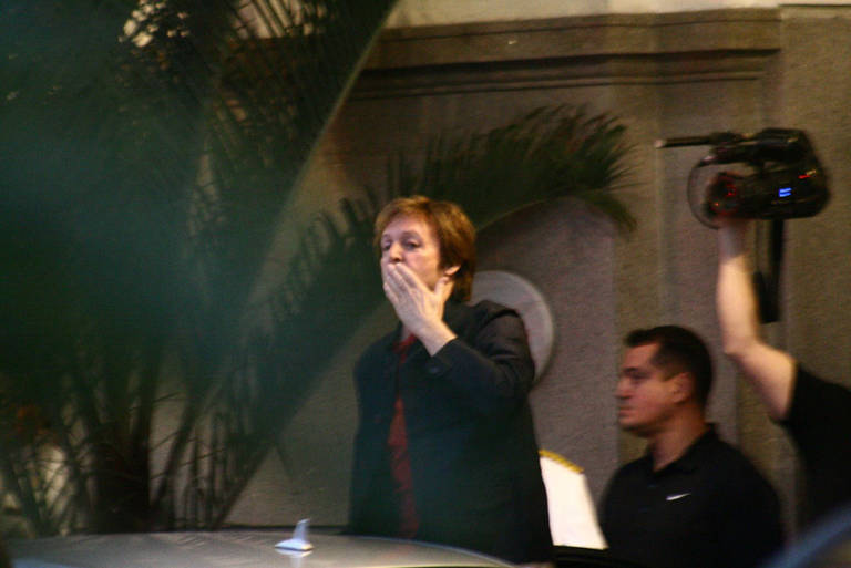 Paul McCartney deixa o Copacabana Palace