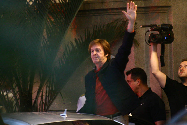 Paul McCartney deixa o Copacabana Palace