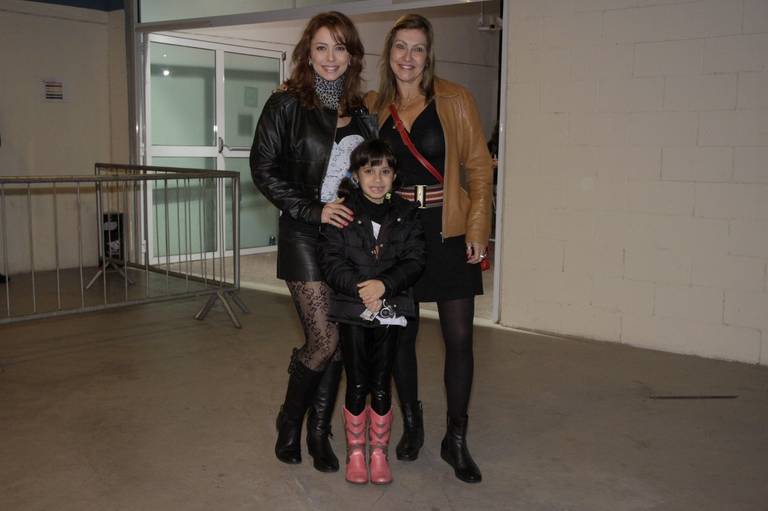 Simone Soares levou a mãe Rosana e a filha Luana ao show