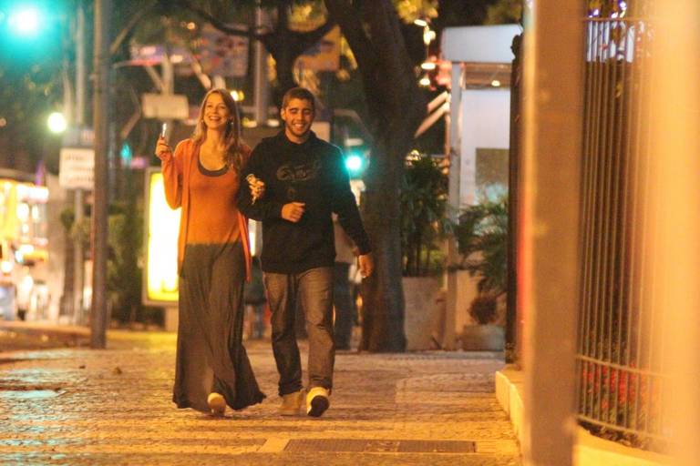 Luana Piovani passeia com o namorado Pedro Vianna