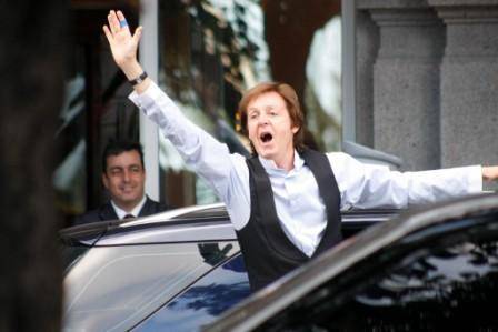 Paul McCartney esbanja alegria no caminho ao Engenhão