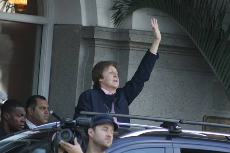 Paul McCartney deixa hotel no Rio de Janeiro