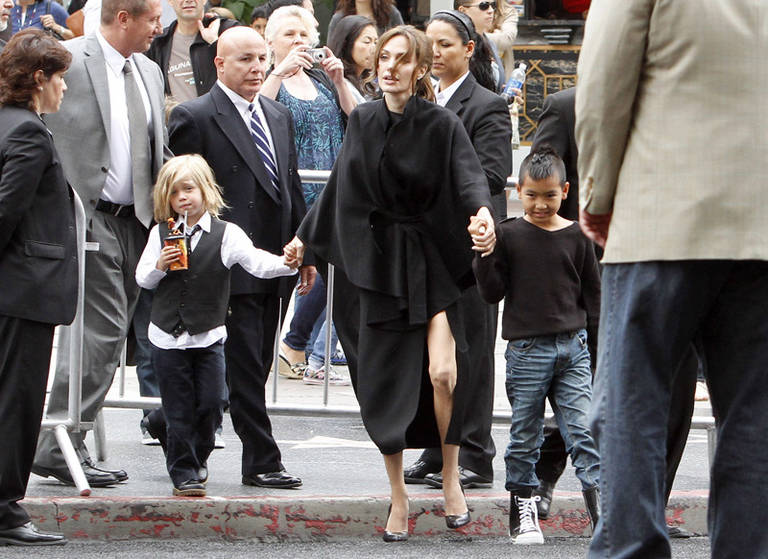 Angelina Jolie com os filhos Shiloh e Maddox na première do filme 'Kung Fu Panda 2' em Los Angeles