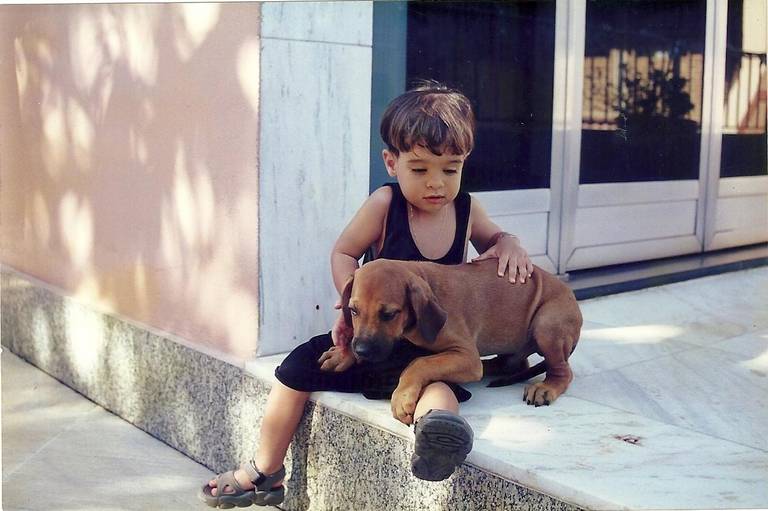 Matheus Costa com seu cachorro Simba