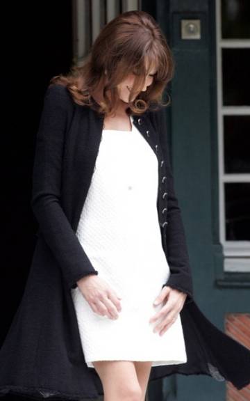 Carla Bruni exibe sua barriguinha de grávida