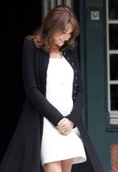 Carla Bruni exibe sua barriguinha de grávida