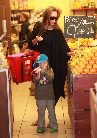 Shiloh no supermercado com sua mãe, Angelina Jolie