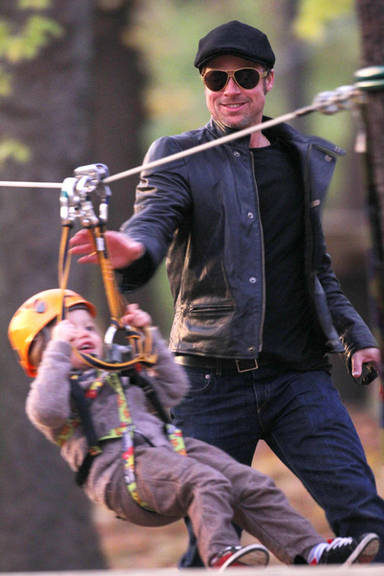 Shiloh brincando com o pai, Brad Pitt