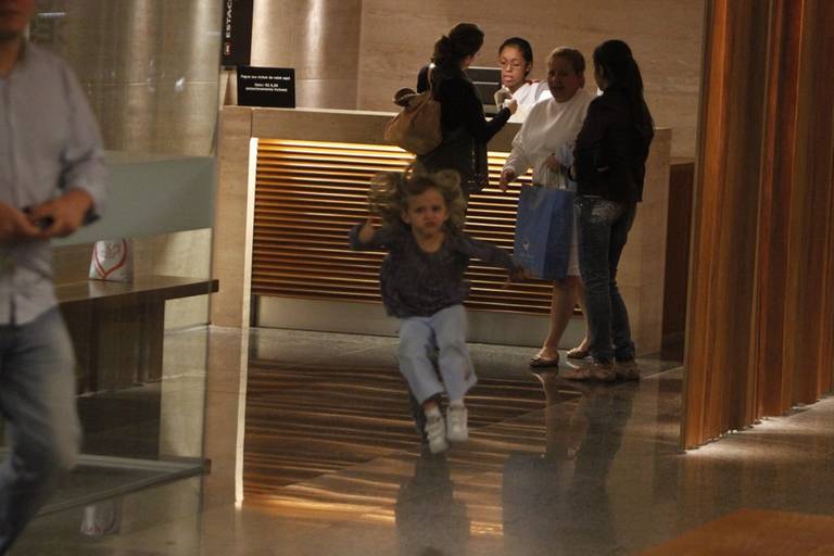 Gabriela Duarte passeia em shopping com a filha Manuela