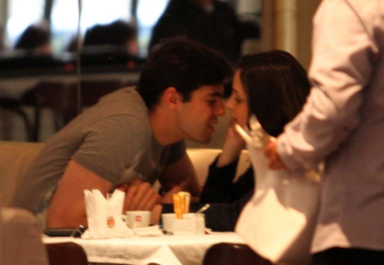 Kaká e Caroline Celico em jantar romântico
