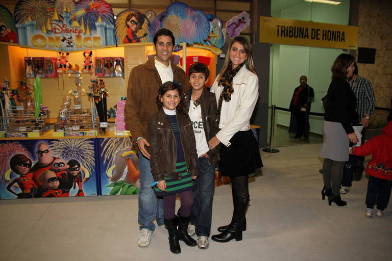Maurício Lima e família na estreia de 'Disney On Ice - Aventuras em Walt DisneyWorld®'