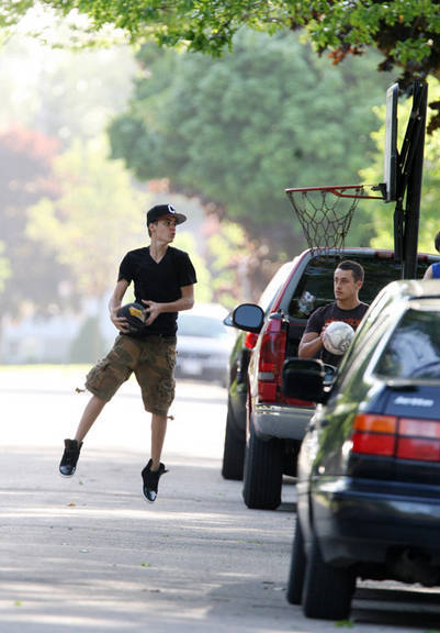 Justin Bieber se diverte com seus amigos em Stratford, no Canadá