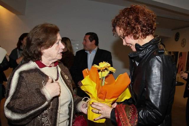 Júlia Lemmertz recebe flores de Sônia Guedes