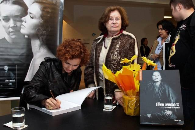 Júlia Lemmertz autografa biografia sobre sua mãe para Sônia Guedes