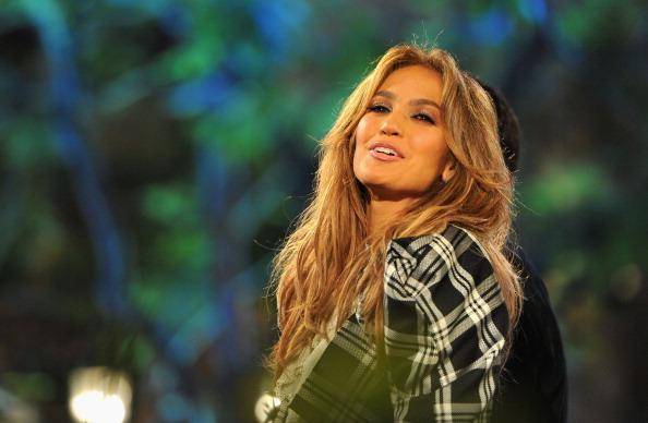 Jennifer Lopez encanta em Extra at the Grove