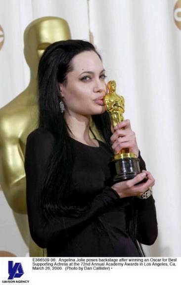 Beijando o Oscar que ganhou por 'Garota, Interrompida'