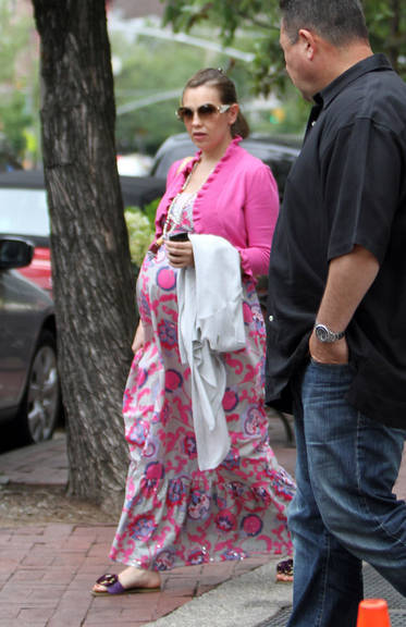 Thalia mostra o barrigão de grávida durante almoço em Nova York