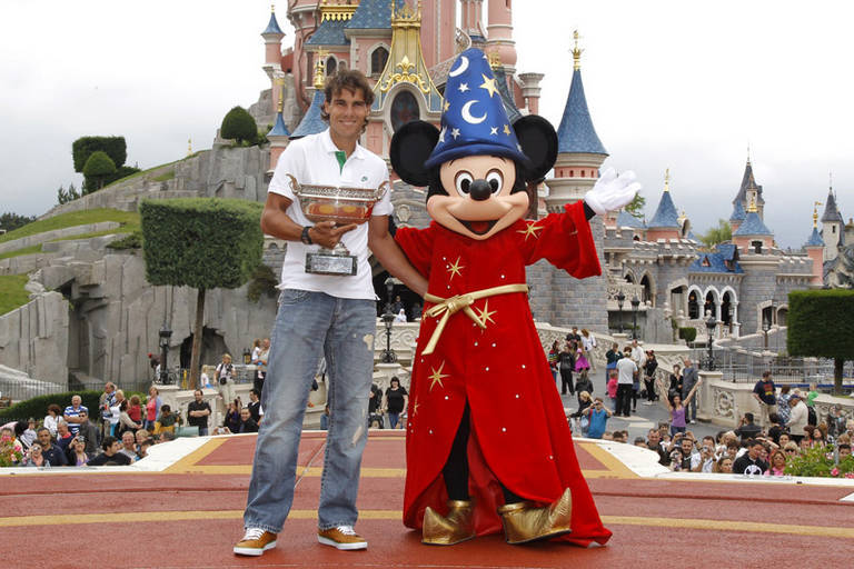 Rafael Nadal festeja título em Roland Garros durante ao parque da Disney em Paris